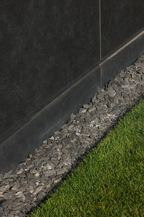 Marmura Feliată Neagră – Eleganța Absolută pentru Grădini Moderne